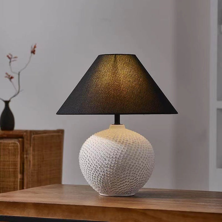 Dekorative Tischlampe mit strukturiertem Sockel