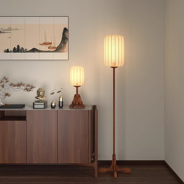 Dekorative Tischlampe mit modernem Holzfuß