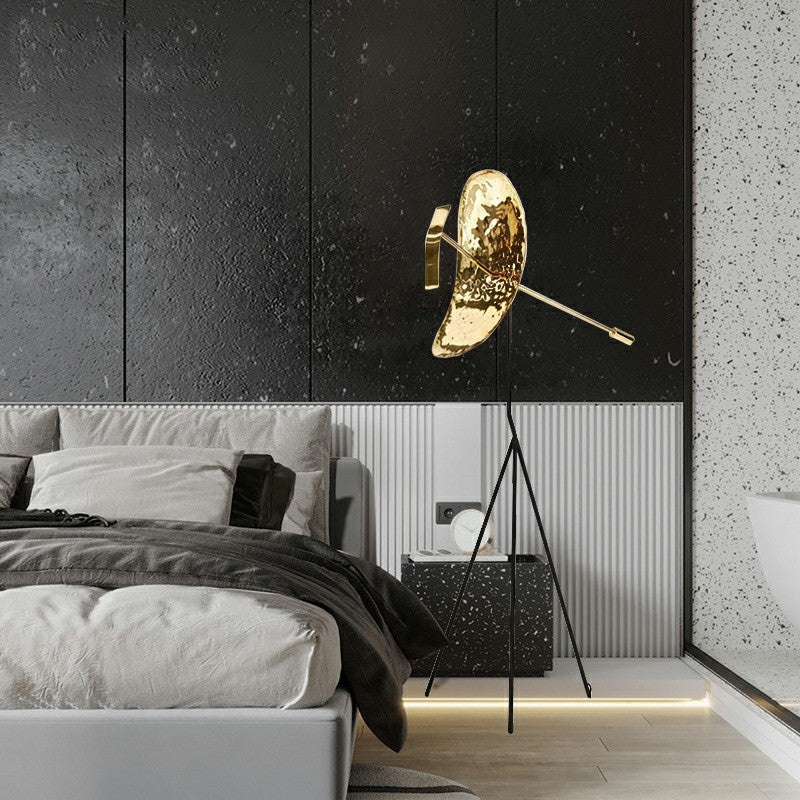 Künstlerische Stehlampe mit skulpturalem Design