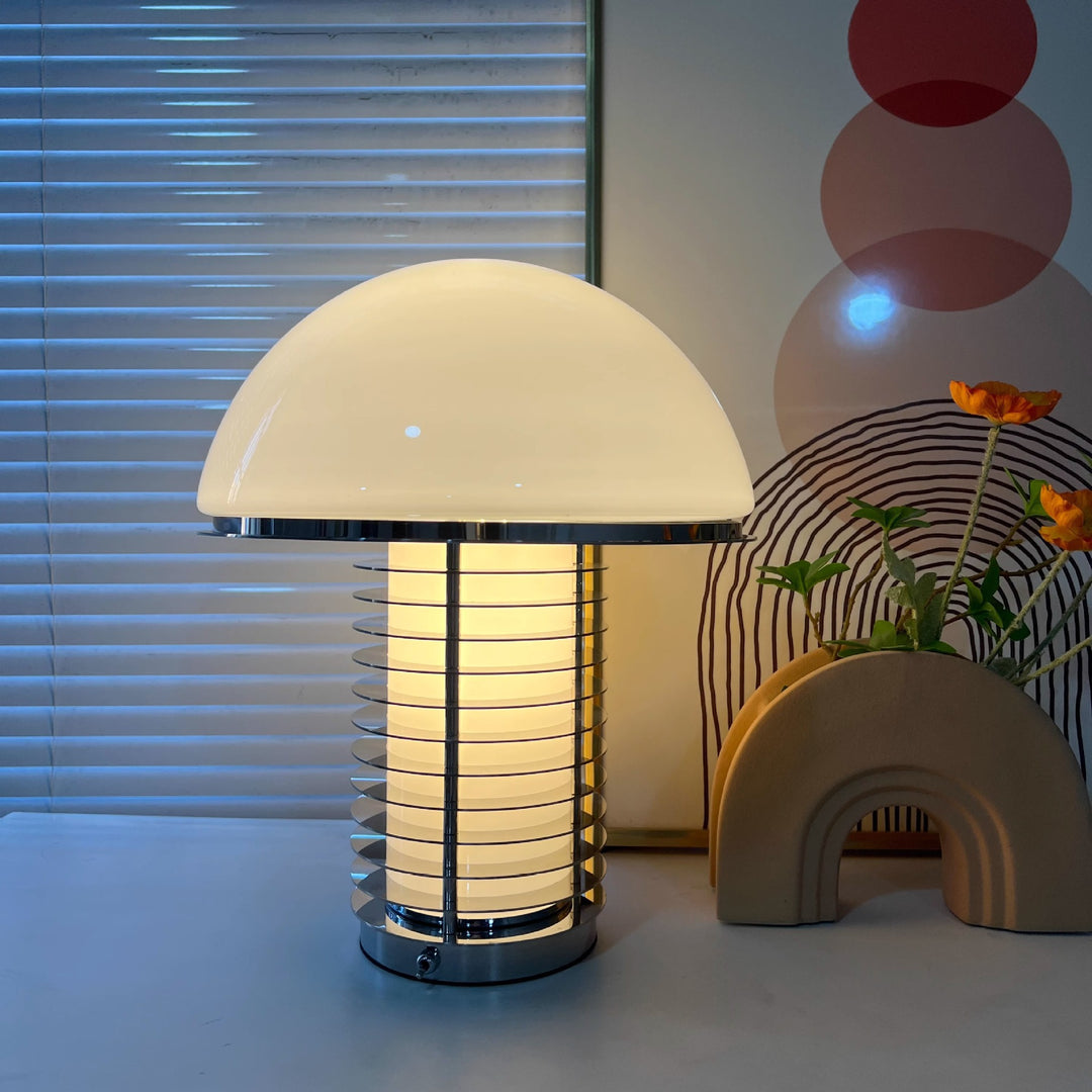 Moderne Tischlampe mit Kuppelschirm und schlankem Sockel