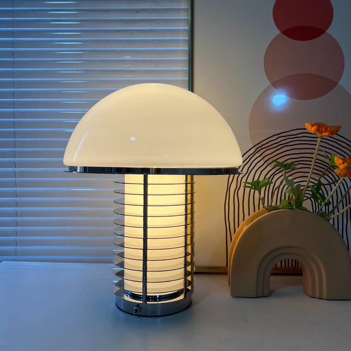 Moderne Tischlampe mit Kuppelschirm und schlankem Sockel