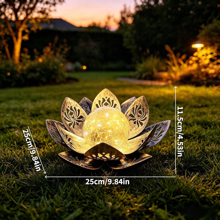 Dekorative Solar Lotus LED Gartenlaterne mit crackligem Glasglobus und lasergeschnittenen Metallblättern