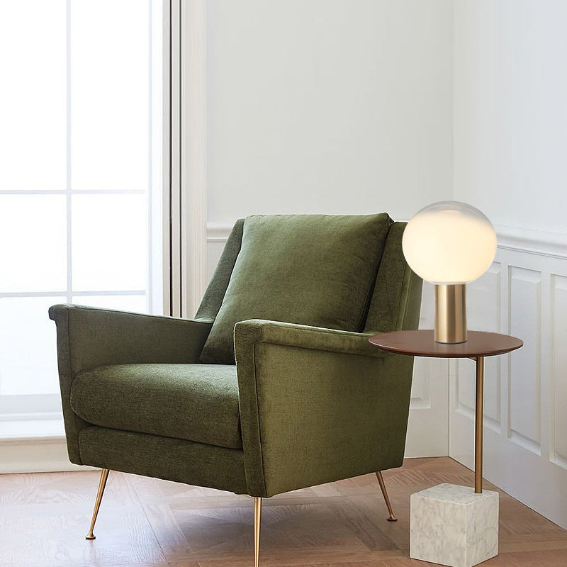 Moderne künstlerische Tischlampe mit schlankem Metallfuß und Globusschirm