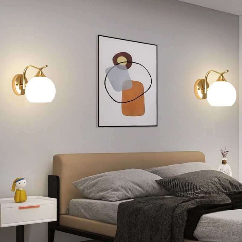 Elegante Globus Wandleuchte mit goldfarbener Oberfläche