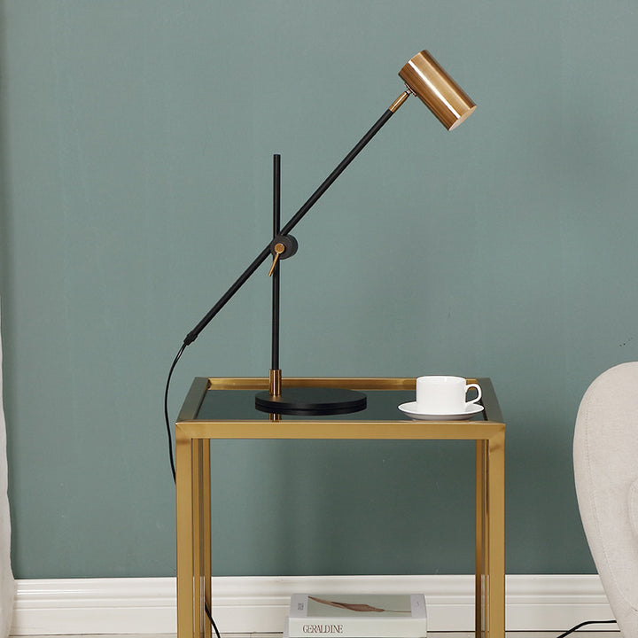 Verstellbare Schreibtischlampe mit goldenen Akzenten