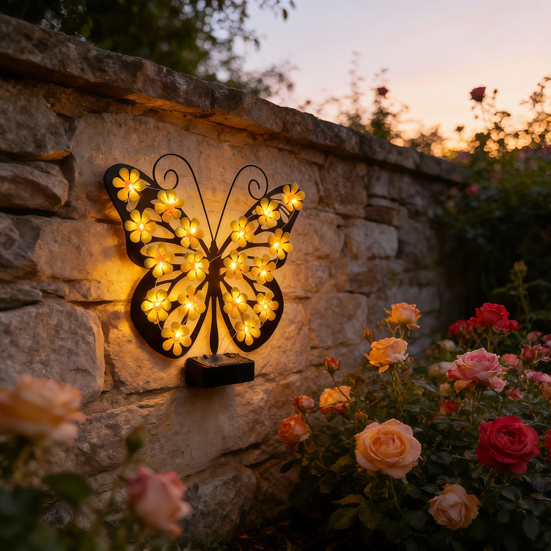 Dekorative Metall-Schmetterlings-Wandlampe mit solarbetriebenem Blumen-LED-String
