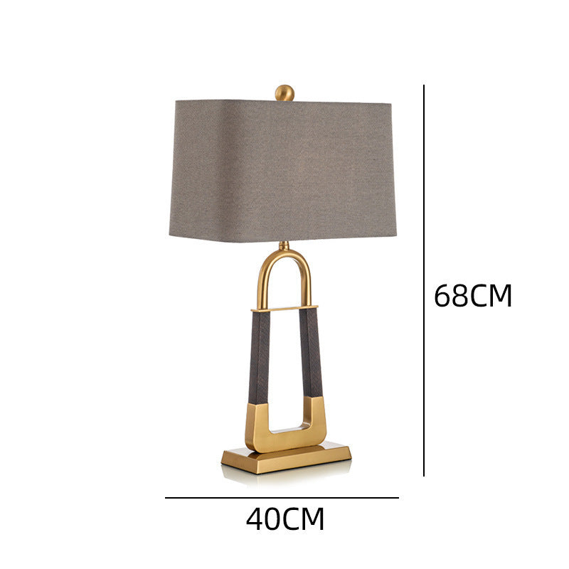 Dekorative Tischlampe mit modernem geometrischem Sockel