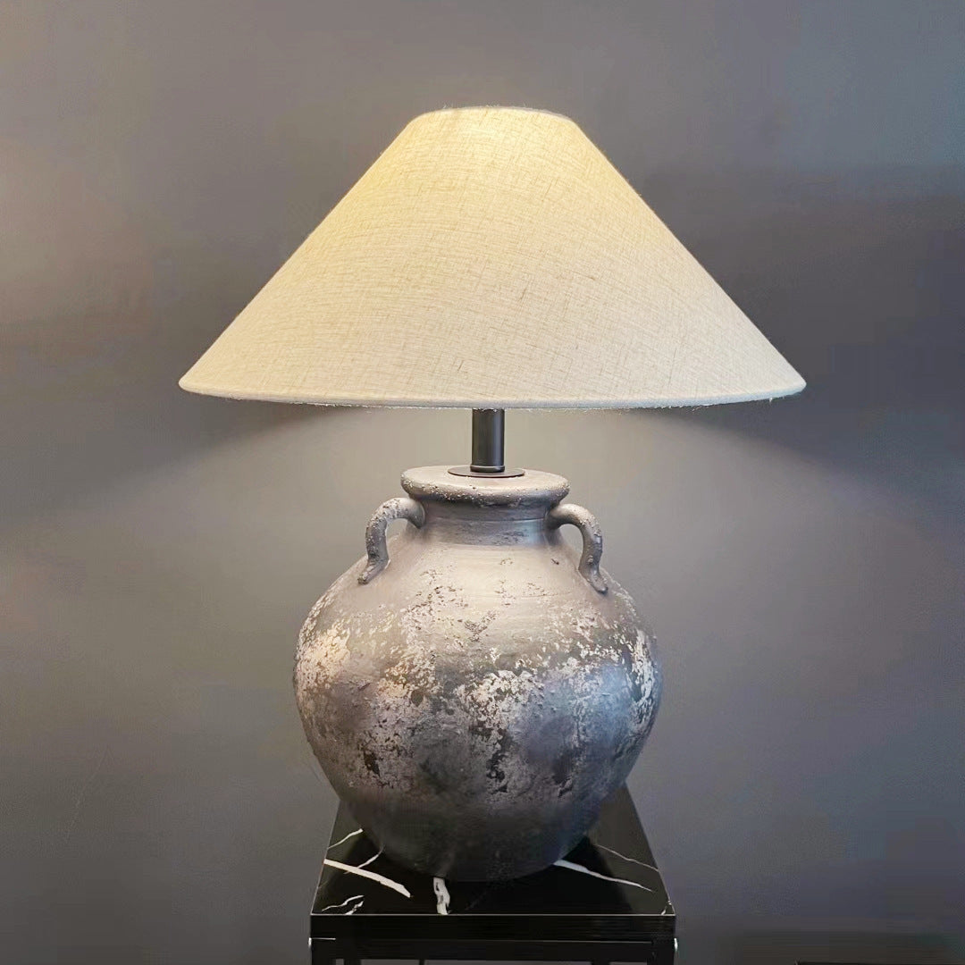 Dekorative Tischlampe mit einzigartigem Keramikfuß