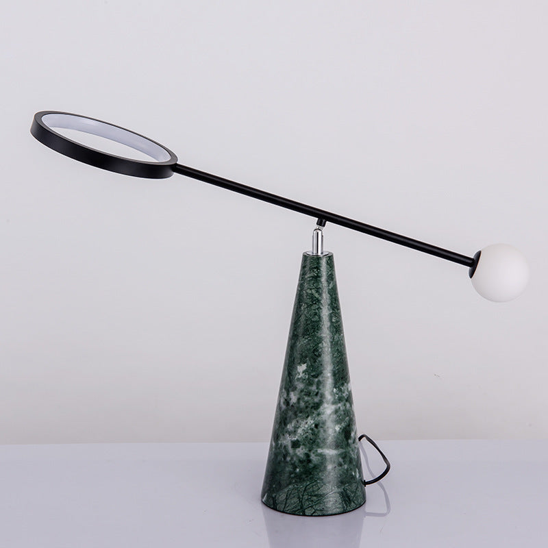 Moderne verstellbare Schreibtischlampe mit geometrischem Fuß