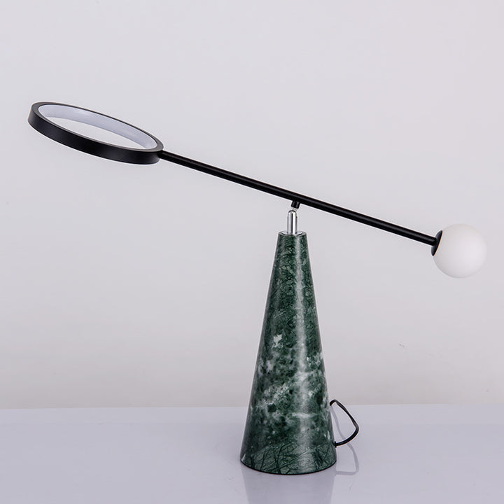 Moderne verstellbare Schreibtischlampe mit geometrischem Fuß