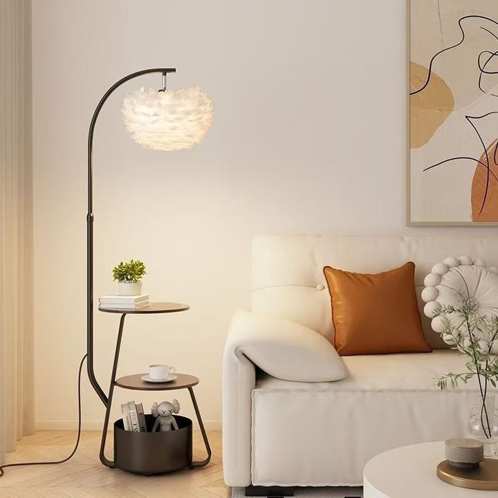 Künstlerische Stehlampe mit elegantem Feder-Schirm