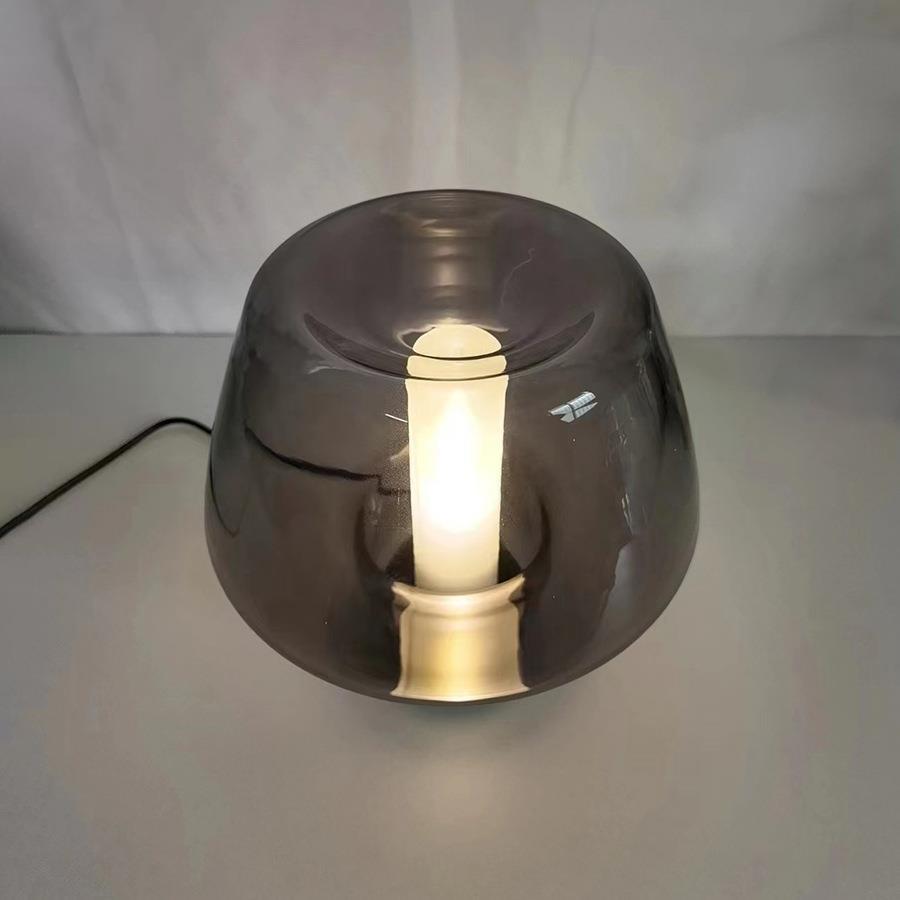 Künstlerische Tischlampe mit einzigartigem transparentem Schirm