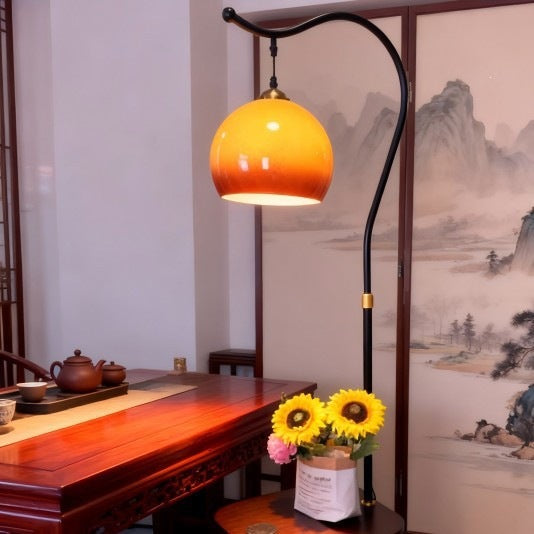 Moderne Stehlampe mit integriertem Beistelltisch