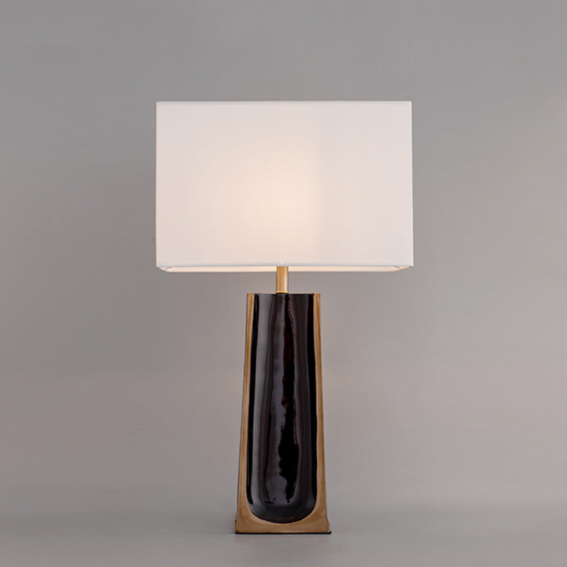 Elegante dekorative Tischlampe mit modernem Design
