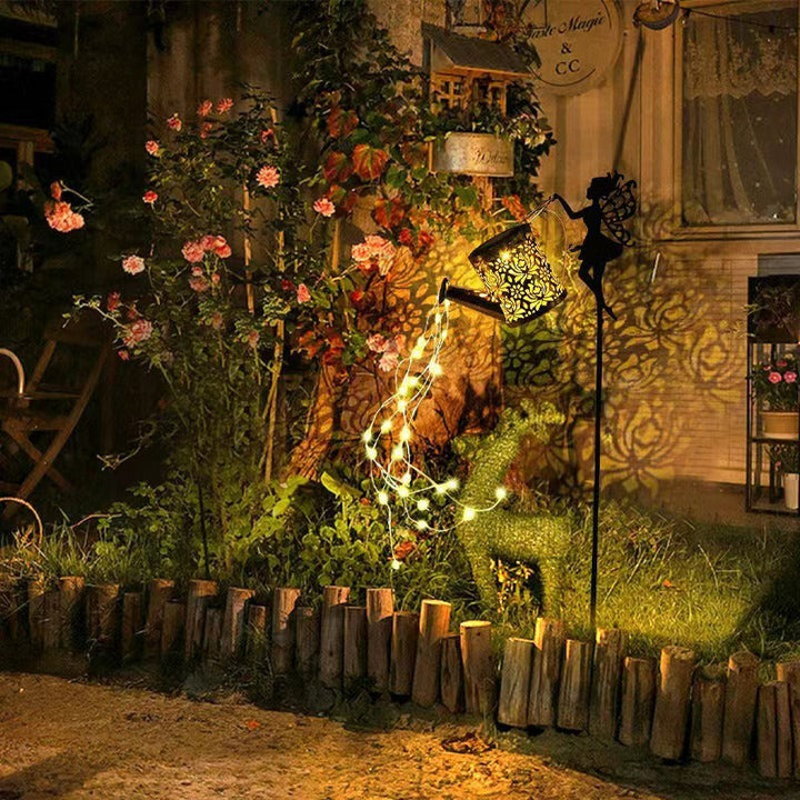 Dekorativer Feen-Silhouette Gartenstecker mit LED Gießkanne Wasserfalllicht