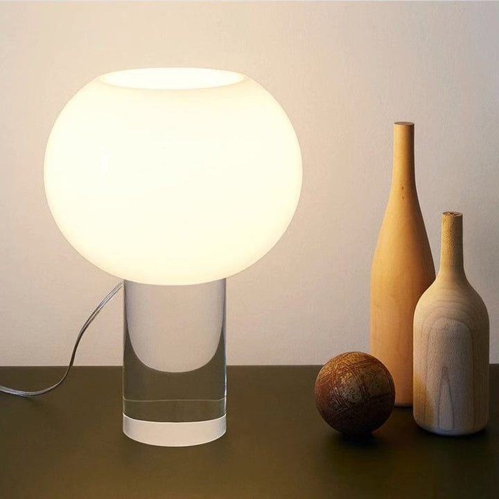 Moderne Tischlampe mit elegantem Globus-Schirm