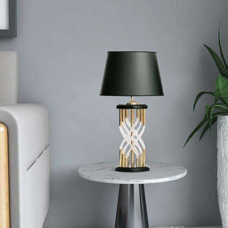 Moderne dekorative Tischlampe mit skulpturalem Sockel