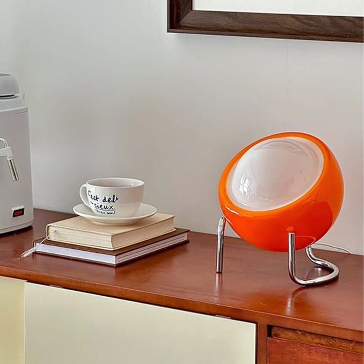Dekorative Orb LED Tischlampe mit verchromten Dreibeinbeinen