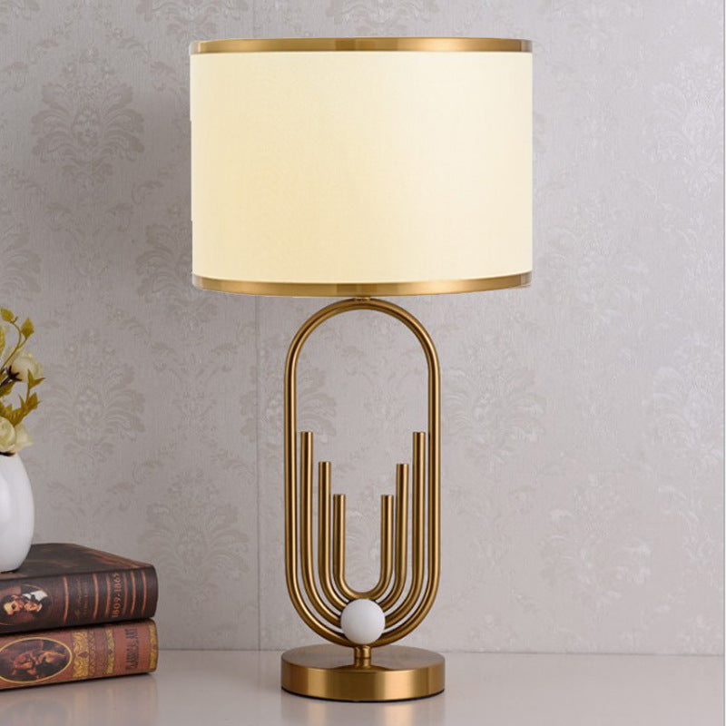 Künstlerische Tischlampe mit Gold- und Cremetönen
