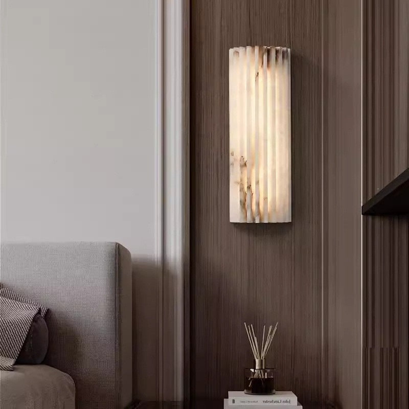 Vertikale Rillen-Wandleuchte mit Alabaster-Effekt und LED