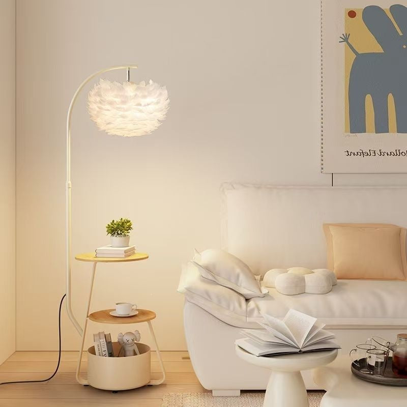 Künstlerische Stehlampe mit elegantem Feder-Schirm