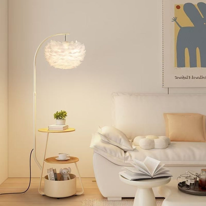 Künstlerische Stehlampe mit elegantem Feder-Schirm
