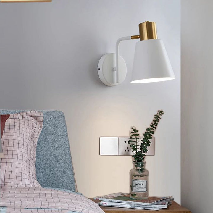 Drehbarer Kegel Wandlicht mit Messingstecker und runder Rückplatte