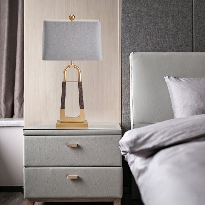 Dekorative Tischlampe mit modernem geometrischem Sockel