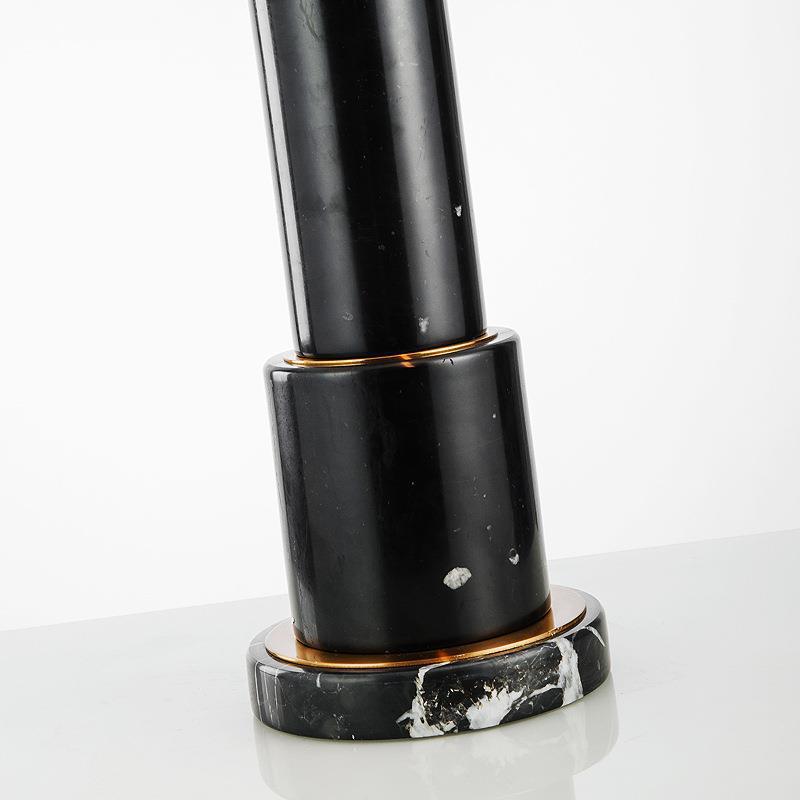 Moderne Minimalistische Tischlampe mit Texturiertem Schirm