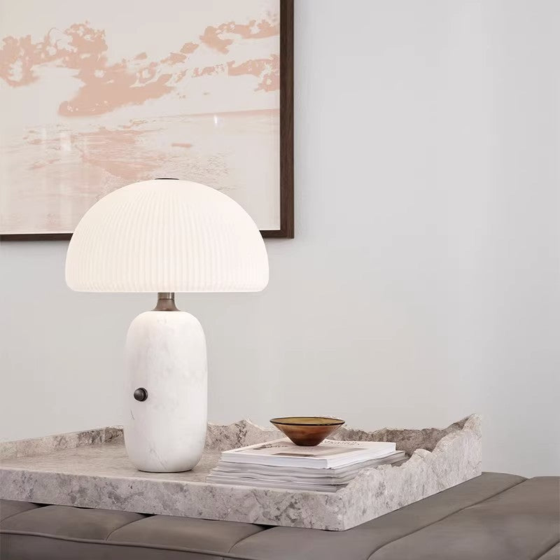 Moderne skulptierte Tischlampe mit plissiertem Schirm