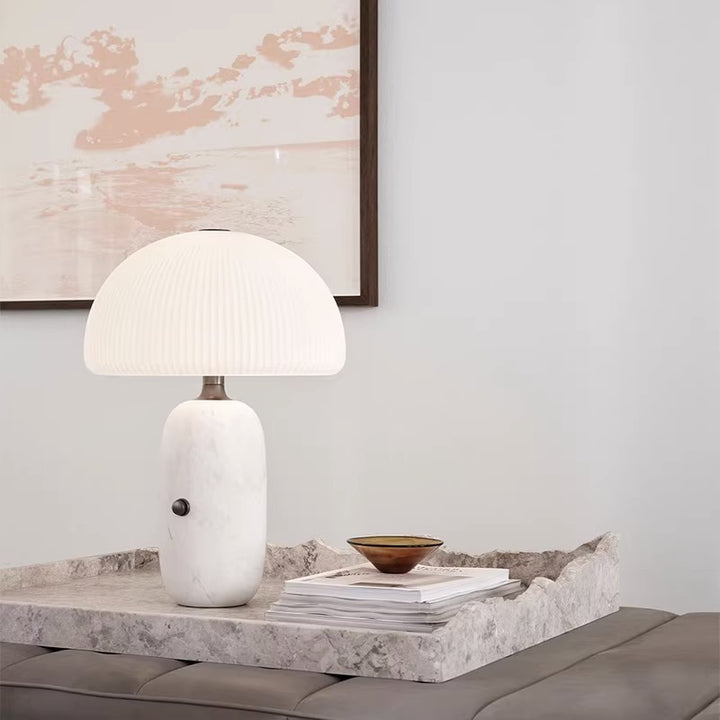 Moderne skulptierte Tischlampe mit plissiertem Schirm