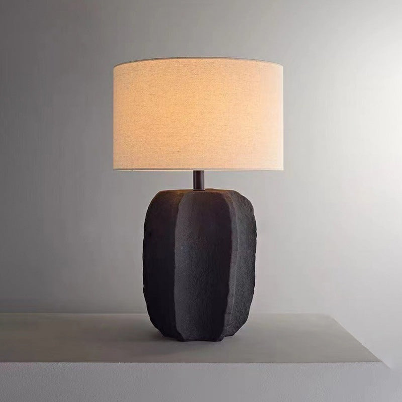 Skulpturale Stehlampe aus Stein