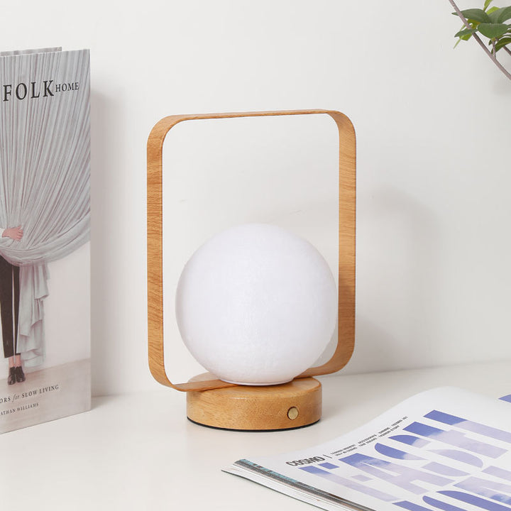 Moon Globe Ambient Tischlampe mit Holzfuß und Kupferrahmen