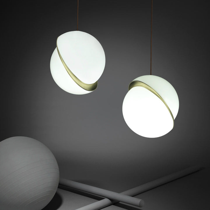 Moderne Minimalistische Pendelleuchte mit eleganten goldenen Akzenten