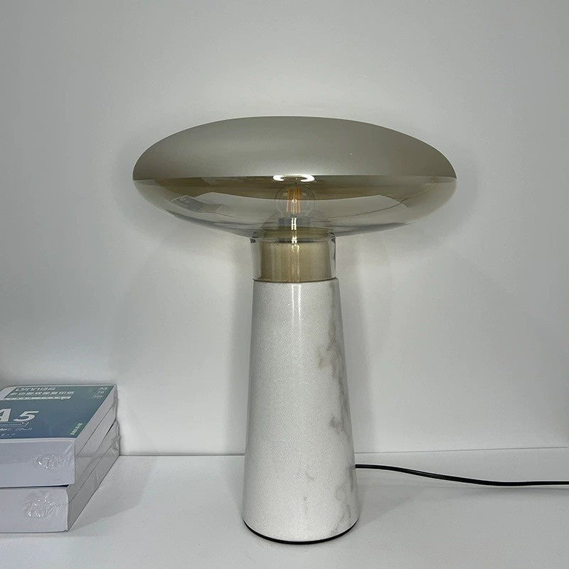 Zeitgenössische Marmor Tischlampe mit elegantem Glasschirm