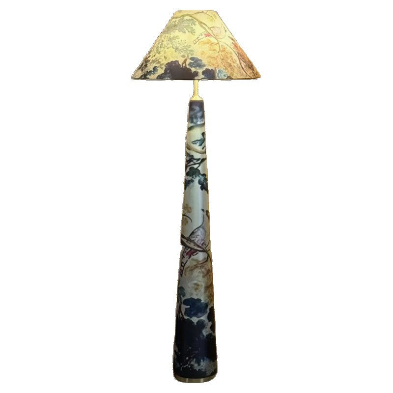 Künstlerische Kegelfußlampe
