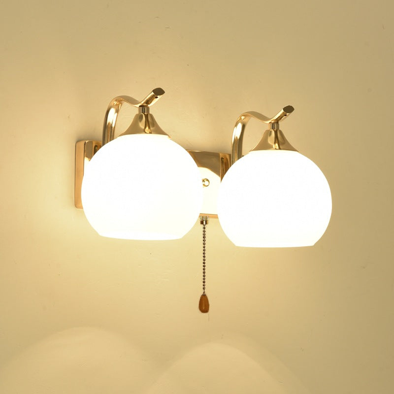 Elegante Globus Wandleuchte mit goldfarbener Oberfläche