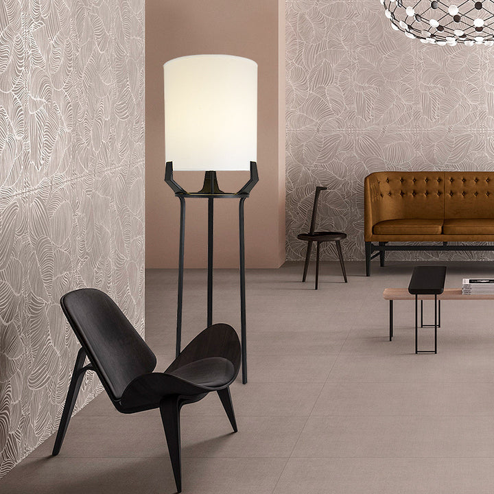 Moderne Stehlampe mit einstellbarer Helligkeit