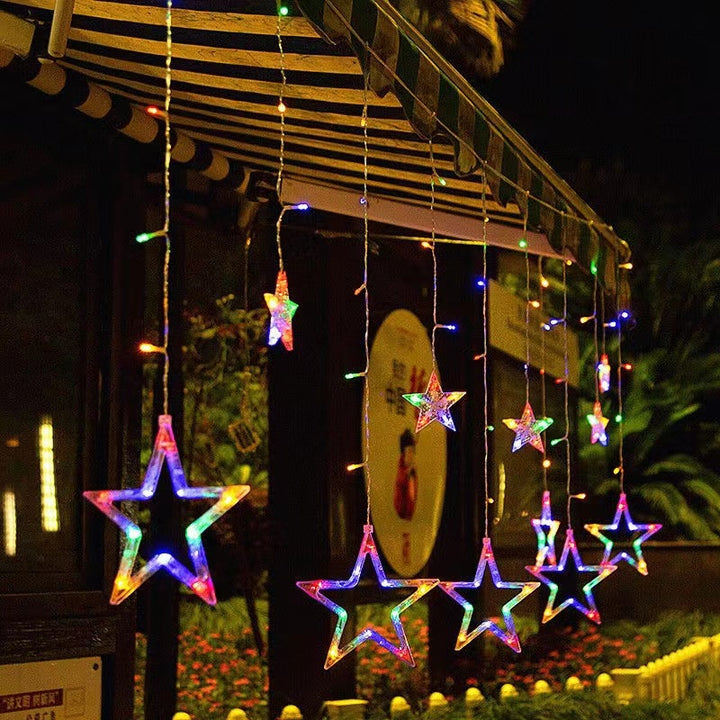 Festliche LED Vorhang Lichterkette mit hängendem Stern-Glockenbaum und Rentier-Ornamenten