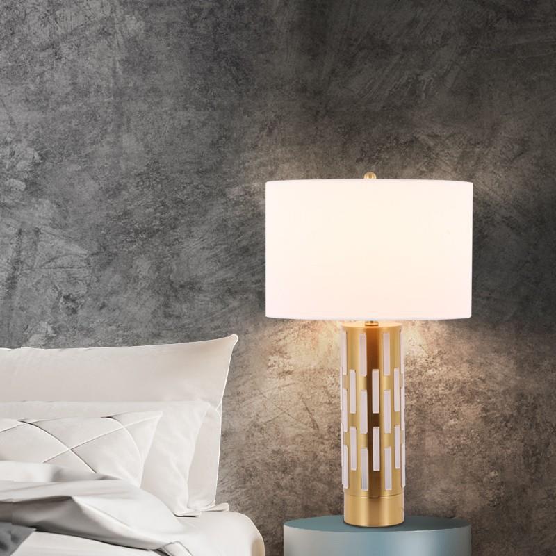 Elegante dekorative Tischlampe mit geometrischem Sockel