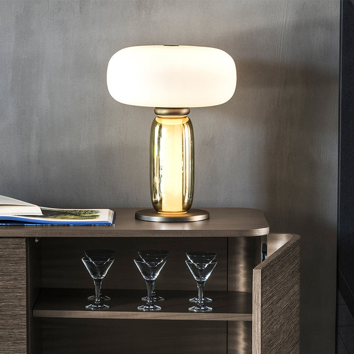 Moderne künstlerische Tischlampe mit elegantem Glasdesign
