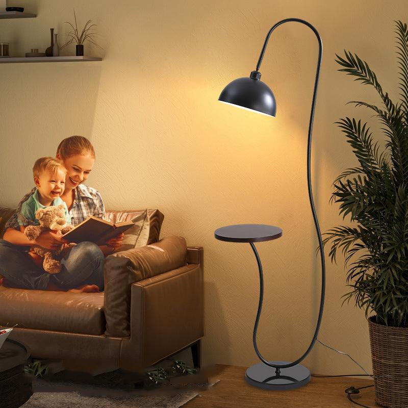 Moderne funktionale Stehlampe mit integriertem Beistelltisch