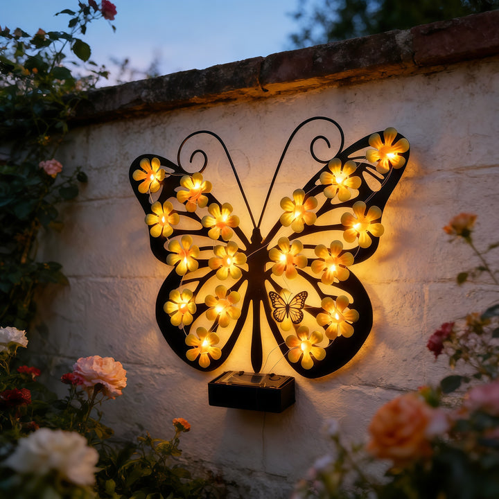 Dekorative Metall-Schmetterlings-Wandlampe mit solarbetriebenem Blumen-LED-String