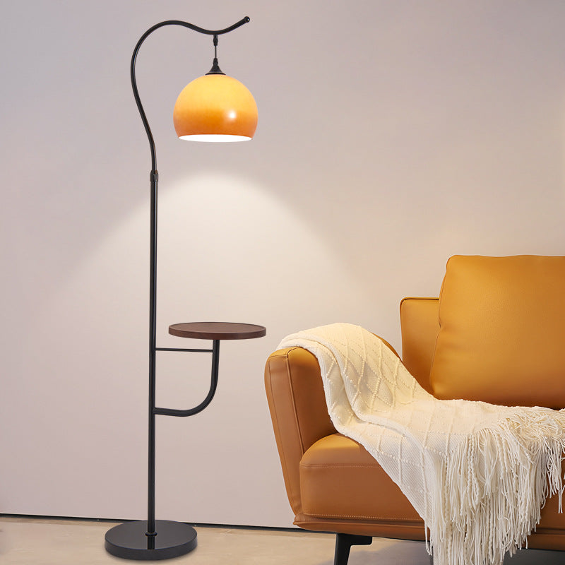 Moderne Bogenbodenlampe mit Beistelltisch