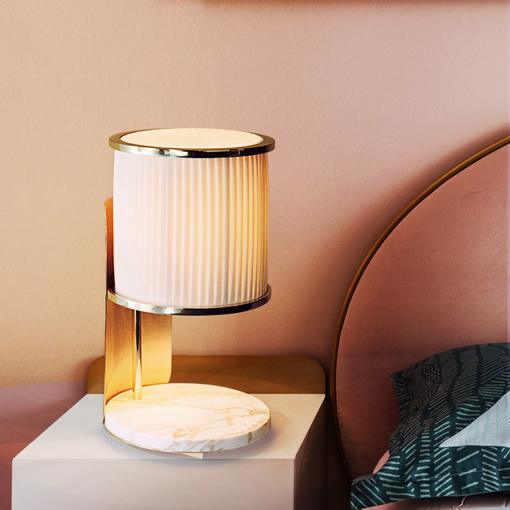 Elegante Marmorfuß Tischlampe mit gefälteter Shade
