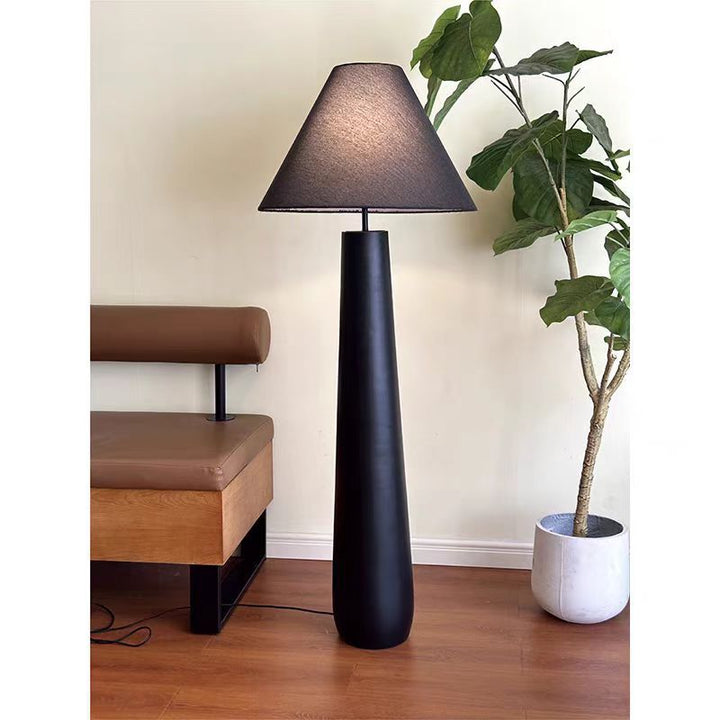 Elegante moderne Stehleuchte mit stylischem Schirm