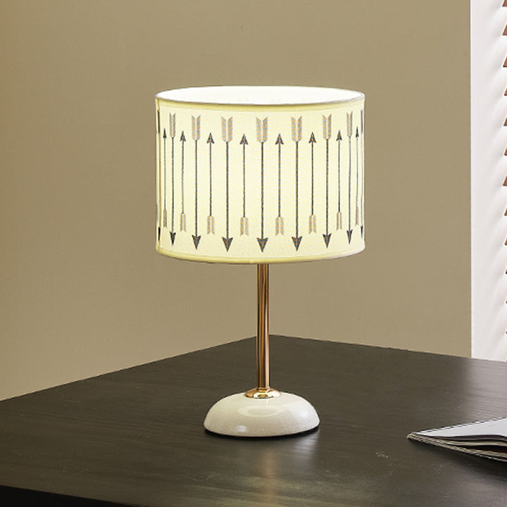 Keramik-Basis Nachttischlampe mit Stoffschirm im Pfeilmuster