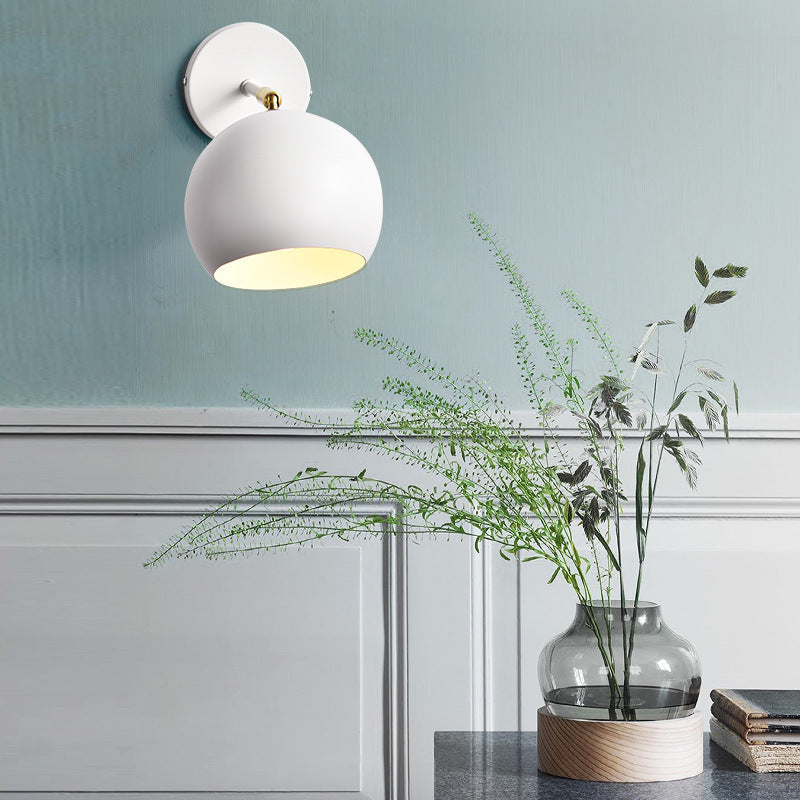 Verstellbare matte Metall-Globus-Wandlampe mit Messing-Pivotarm