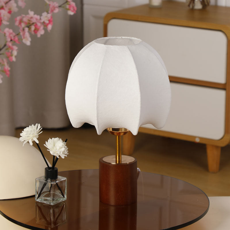 Skulpturale Tischlampe mit Holzsockel, Messingstiel und Pappteller-Schirm