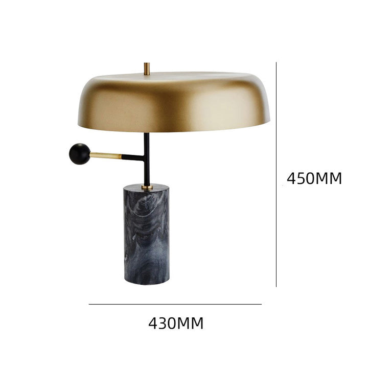 Stilvolle Tischlampe mit Marmorbasis und goldenen Akzenten
